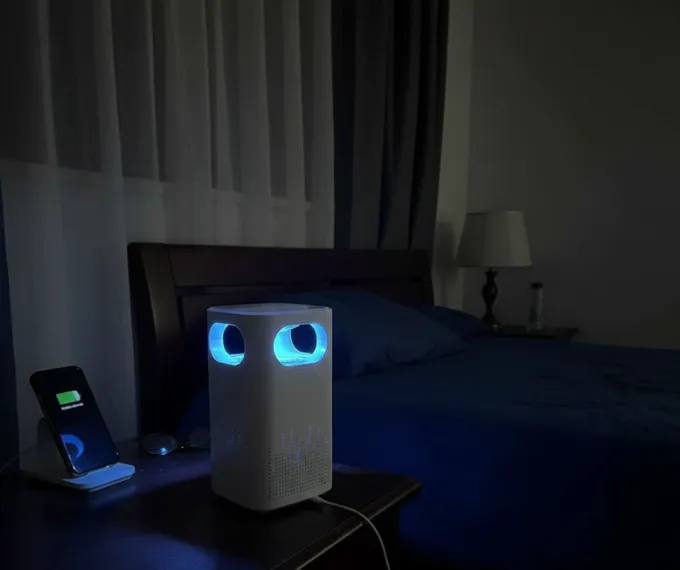 منقّي الهواء يعمل داخل الغرفة